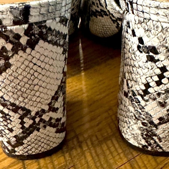 Wild Pair Snake Skin Booties - Great Condition - Size 9M - Picture 7 of 8